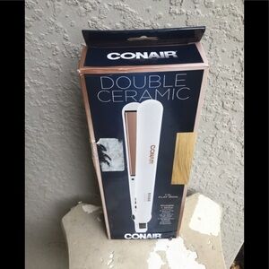 Nwt CONAIR DOUBLE CERAMIC FLAT‎ IRON